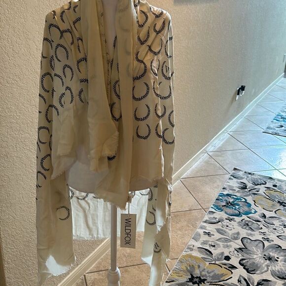 Wildfox Women's Signature Ivory Cream Wrap Scarf Creasant Logo Fringe Hem New - Picture 6 of 7
